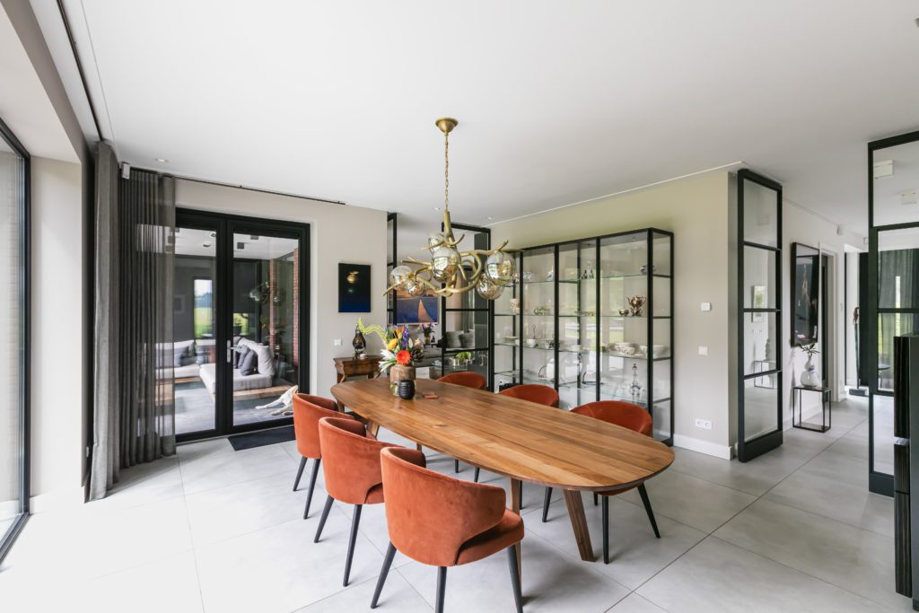 Villa op de Hondsrug - binnenkijken eetkamer met glazen deuren - Lichtenberg Exclusieve Villabouw