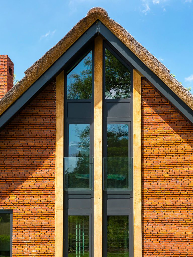 Villa te Enschede - rode steen en lichte houten balken - Lichtenberg Exclusieve Villabouw