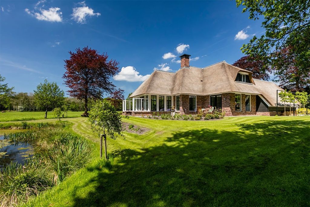 Foto bij blog Kan een villa met rieten kap in het bos? - Lichtenberg Exclusieve Villabouw