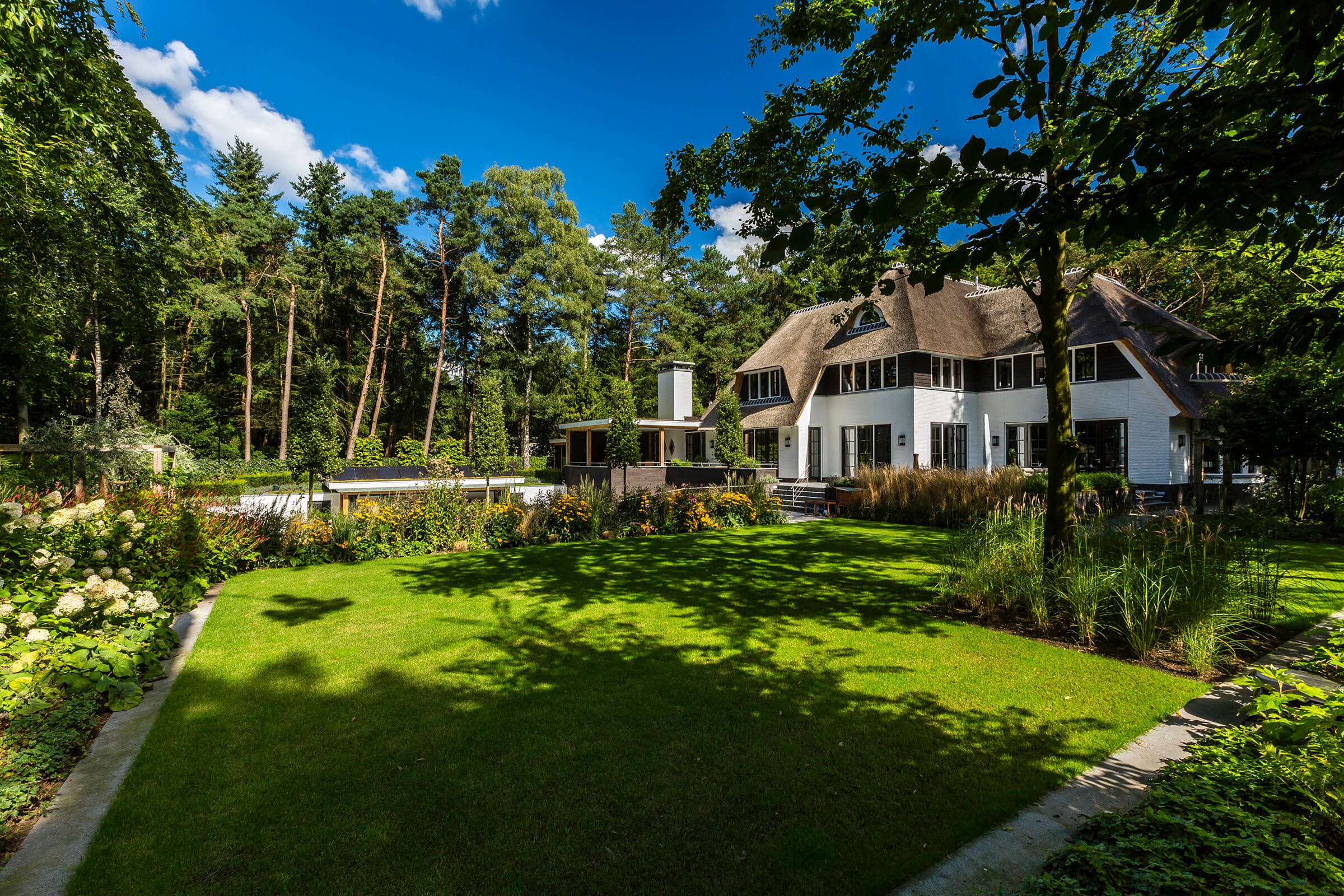 Villa met rieten dak en grote tuin door Lichtenberg Exclusieve Villabouw