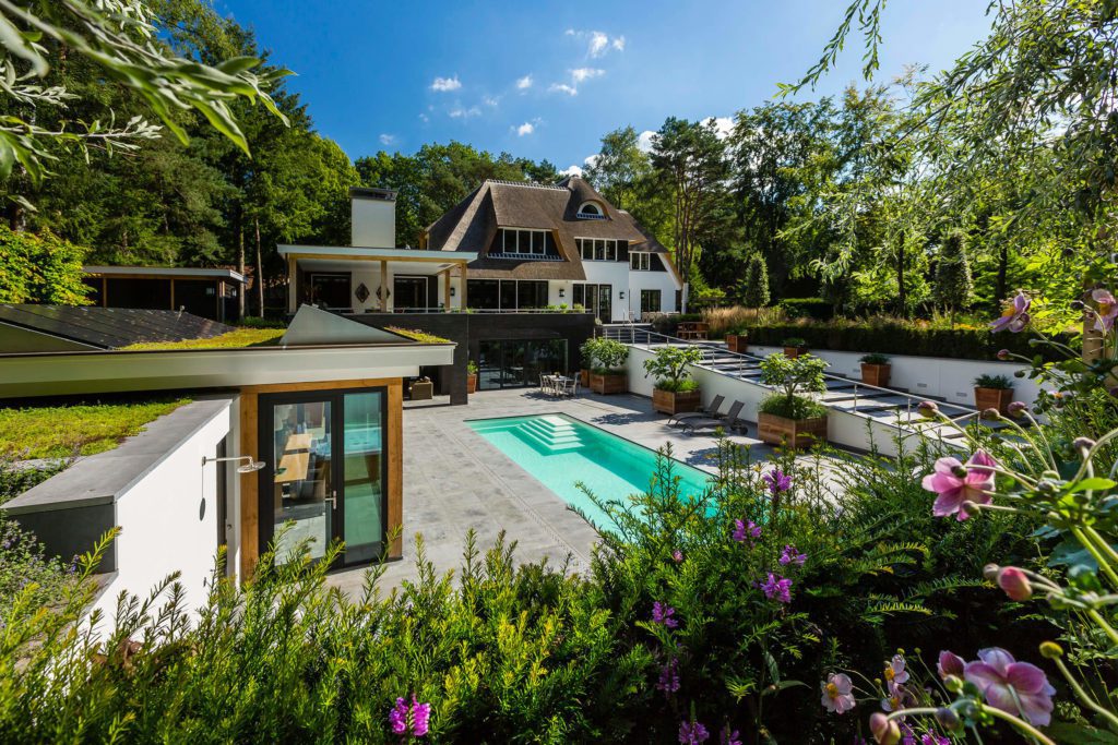 Landhuis op de Veluwe - buitenruimte met zwembad - Lichtenberg Exclusieve Villabouw