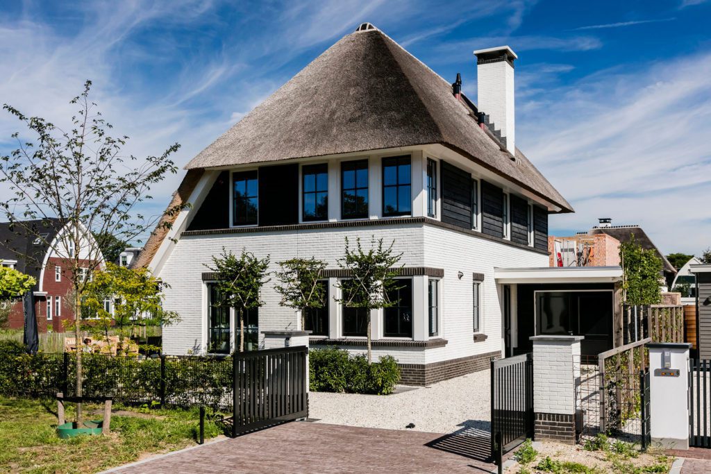 Rietgedekte villa te Aerdenhout - voorzijde met garage - Lichtenberg Exclusieve Villabouw