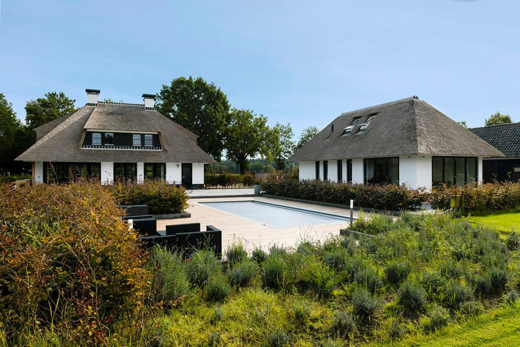 Rietgedekte Villa bouwen - Landhuis te Ulvenhout - tuin met zwembad en grote zithoek - Lichtenberg Exclusieve Villabouw