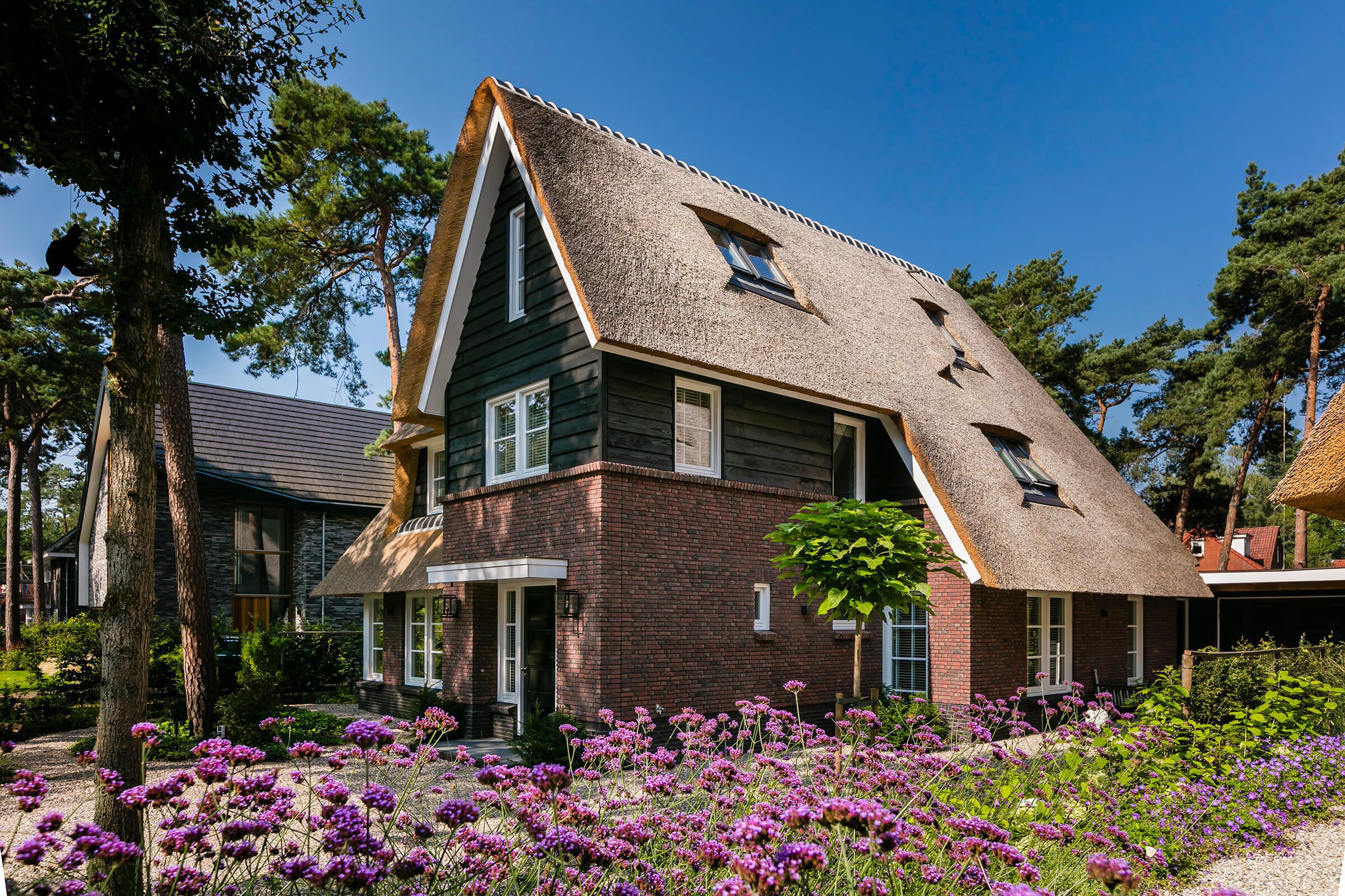 Villa bouwen - Rietgedekte villa te Zeist - rieten kap en rode bakstenen - Lichtenberg Exclusieve Villabouw
