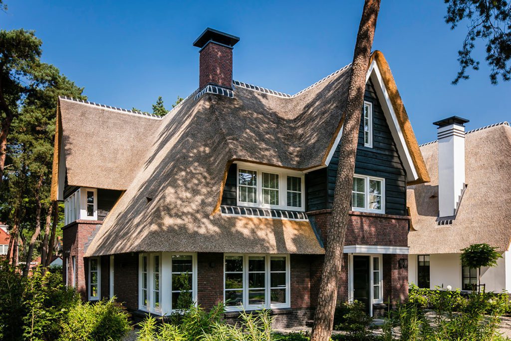 Rietgedekte villa te Zeist - Villa met rieten kap in bos - Lichtenberg Exclusieve Villabouw