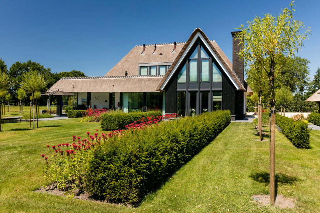 villa architect - Rietgedekte Villa bouwen - Villa te Hooglanderveen - prachtige tuin - Lichtenberg Exclusieve Villabouw