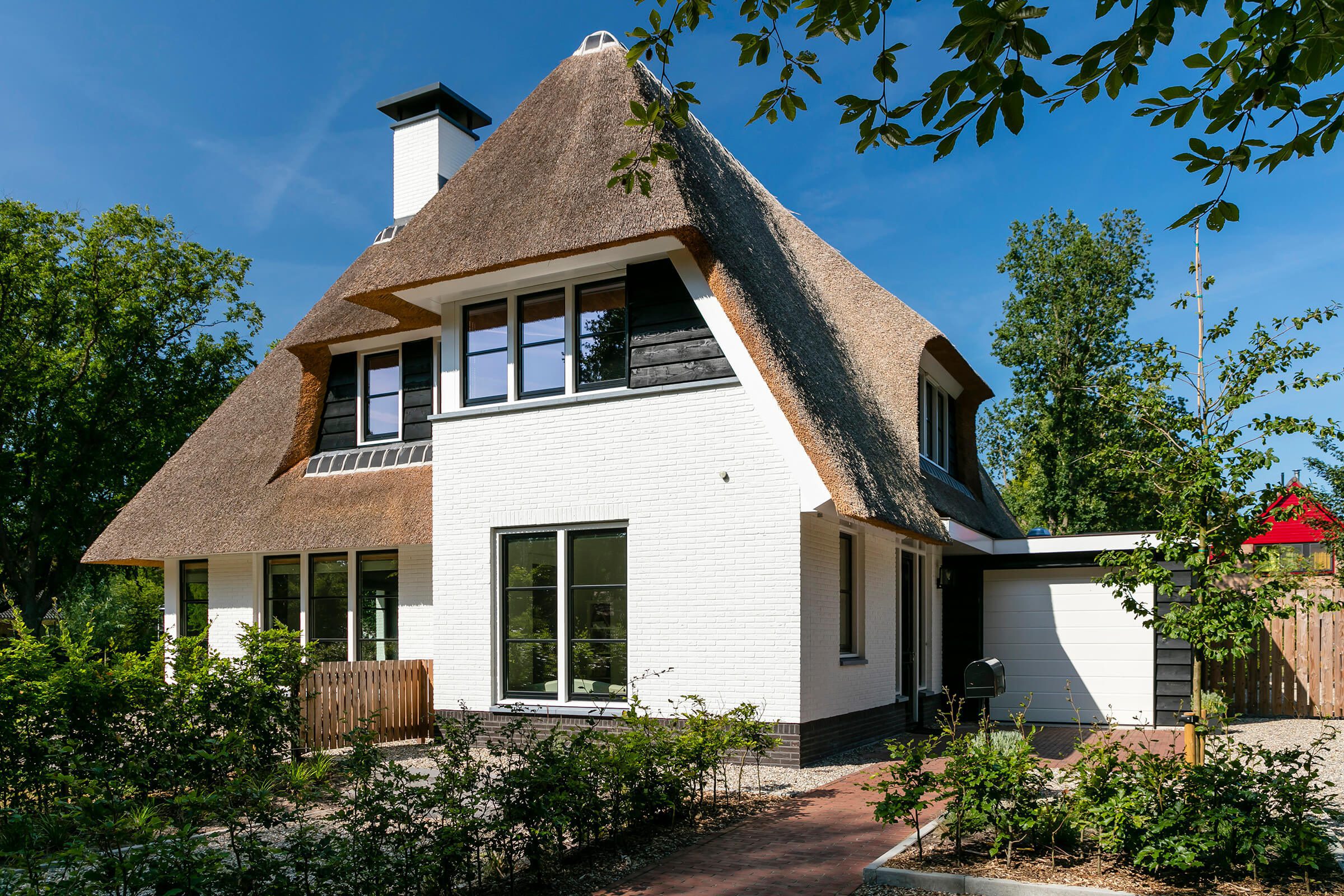 Rietgedekte Villa bouwen - Rietgedekte villa te Beetsterzwaag - zeer ruime villa met rieten kap - Lichtenberg Exclusieve Villabouw