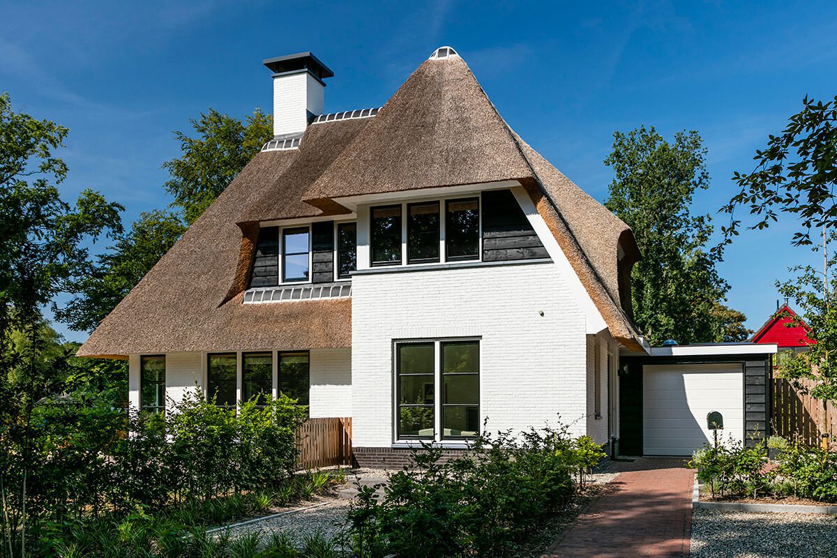 Villa bouwen - Villa met rieten kap te Beetsterzwaag - voorzijde met garage - Lichtenberg Exclusieve Villabouw
