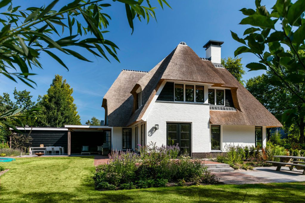 Rietgedekte Villa bouwen - Rietgedekte villa te Beetsterzwaag - achterzijde villa - Lichtenberg Exclusieve Villabouw