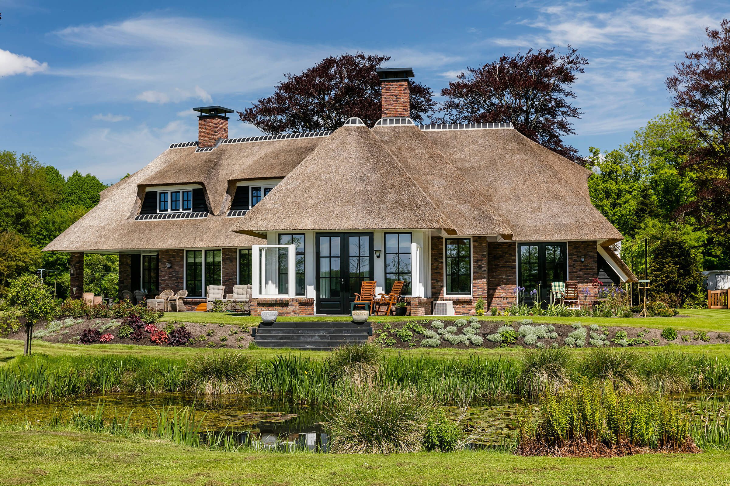 Achterzijde landhuis met terras gebouwd door Lichtenberg Villabouw.