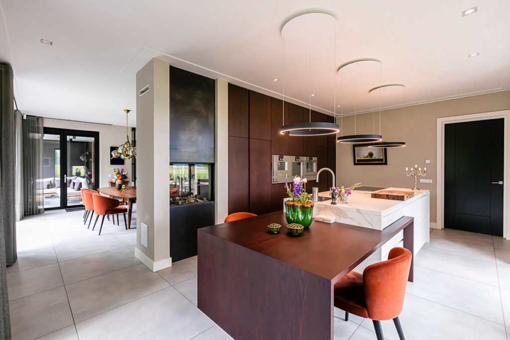 Villa op de Hondsrug - keuken met doorkijk naar eetkamer - Lichtenberg Exclusieve Villabouw