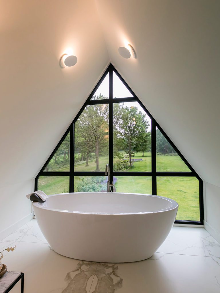 Villa op de Hondsrug - badkamer met ligbad - Lichtenberg Exclusieve Villabouw