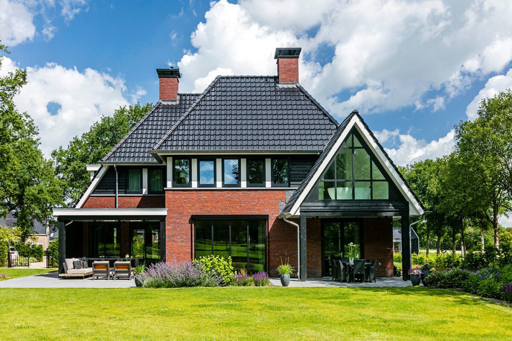 Achteraanzicht villa bouwen op de Hondsrug door Lichtenberg Exclusieve Villabouw.