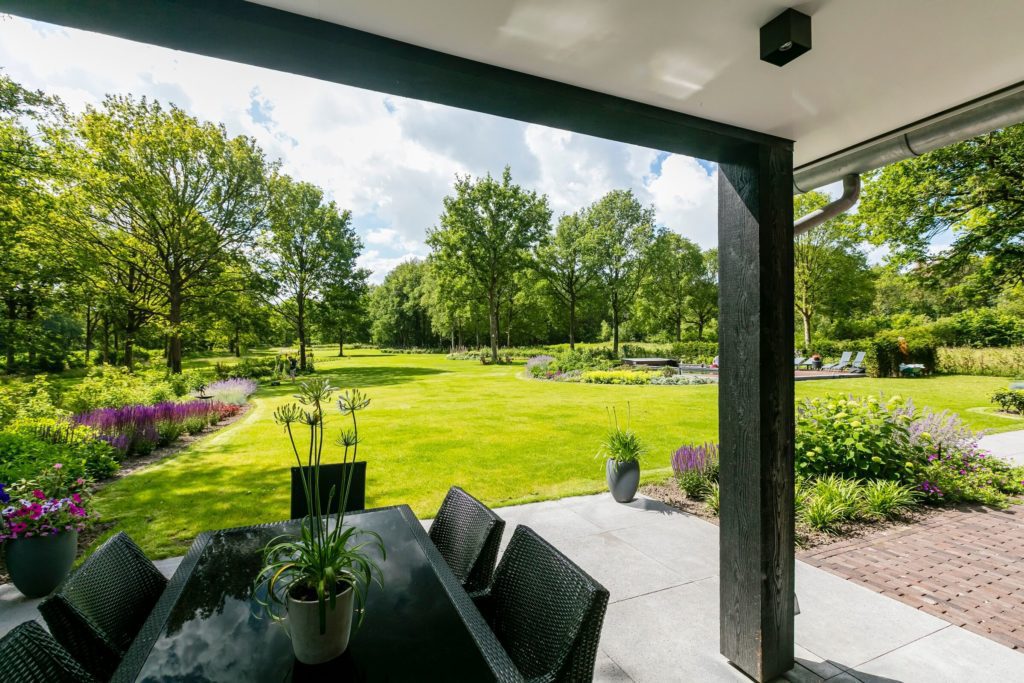 Royale tuin van villa op de Hondsrug gebouwd door Lichtenberg Exclusieve Villabouw.
