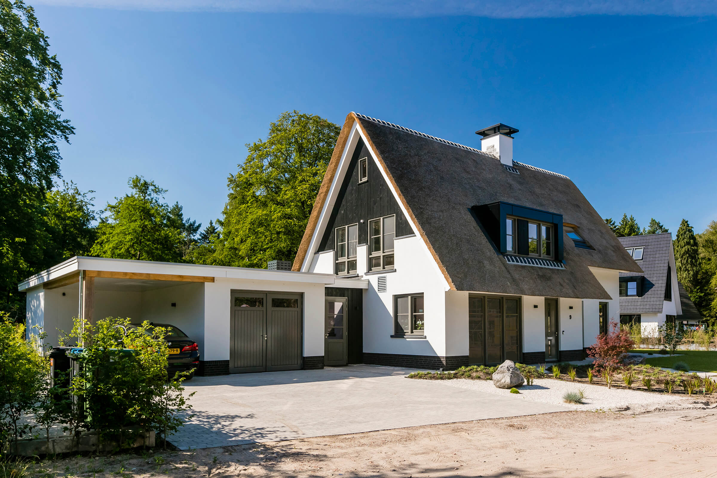 Rietgedekte villa te Doorn met oprit en garage gebouwd door Lichtenberg Exclusieve Villabouw