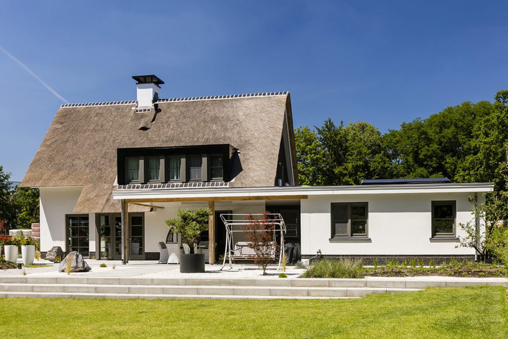 Rietgedekte villa te Doorn - groot overkapt terras - Lichtenberg Exclusieve Villabouw