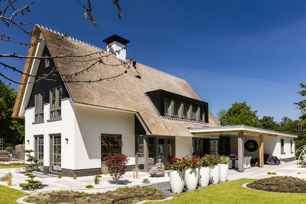 Rietgedekte villa te Doorn - zijaanzicht villa met terras - Lichtenberg Exclusieve Villabouw