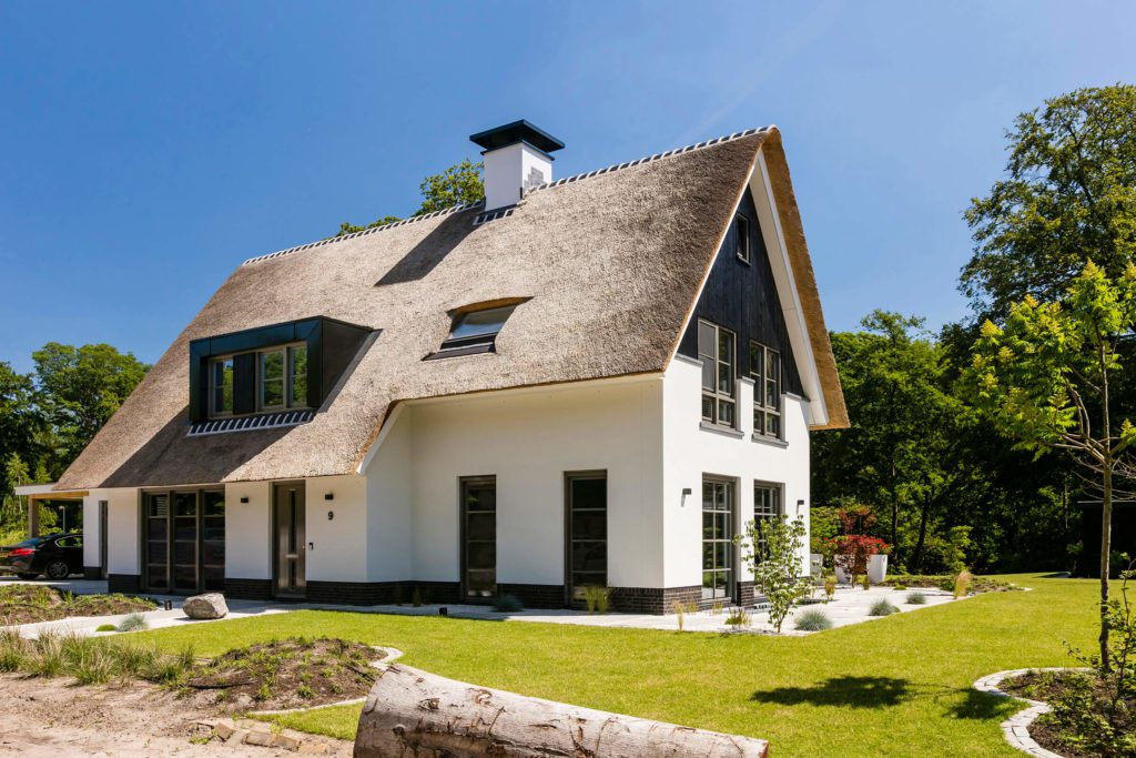 Rietgedekte villa te Doorn - zijaanzicht villa met entree - Lichtenberg Exclusieve Villabouw