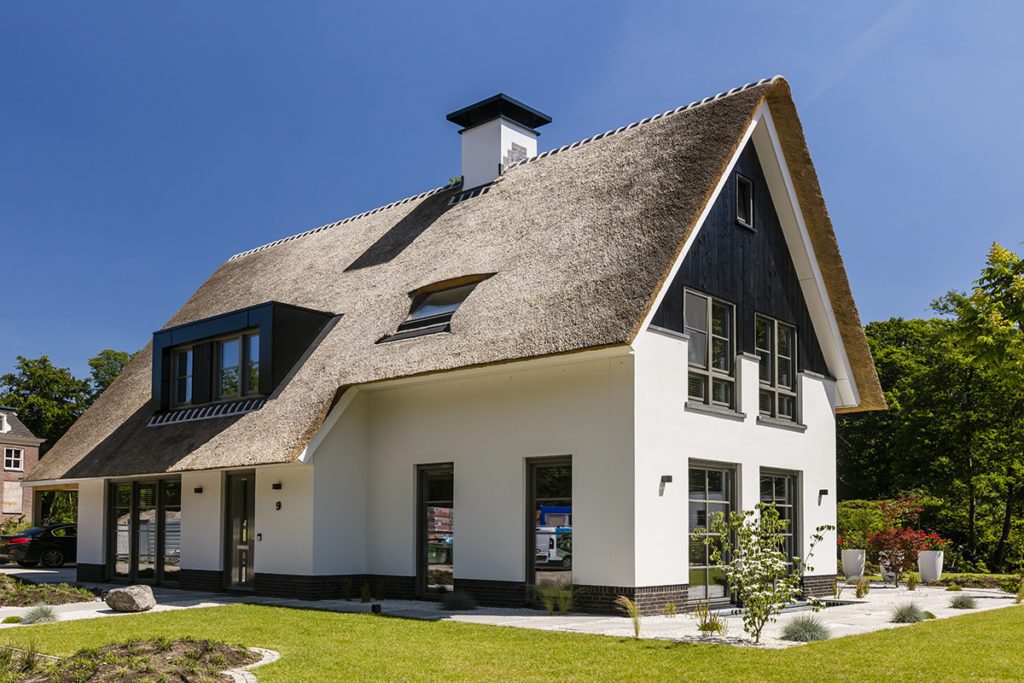 Rietgedekte villa te Doorn - zijaanzicht villa met entree - Lichtenberg Exclusieve Villabouw