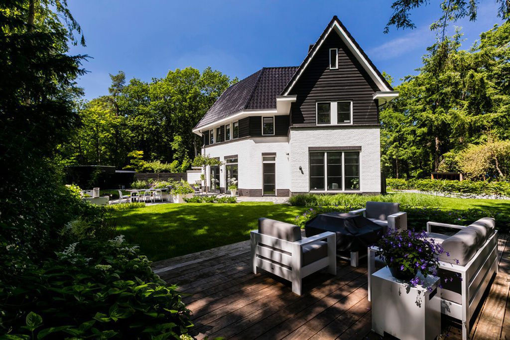 Villa laten bouwen - Villa te Zeist - zicht vanaf het terras - Lichtenberg Exclusieve Villabouw