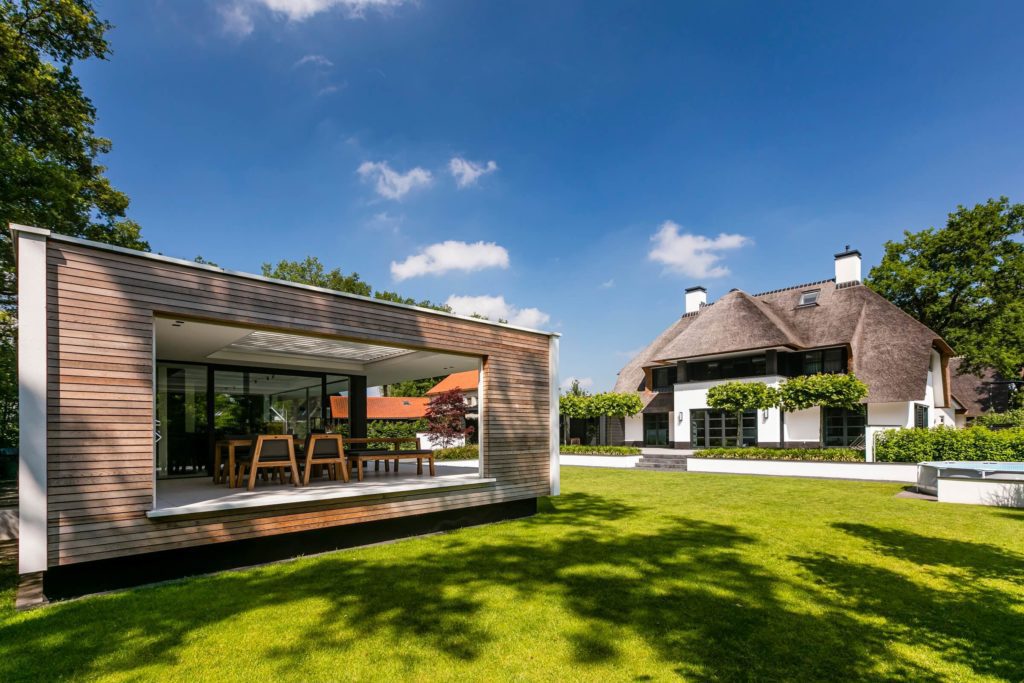 Villa te Hengelo - achterzijde villa en luxe bijgebouw - Lichtenberg Exclusieve Villabouw