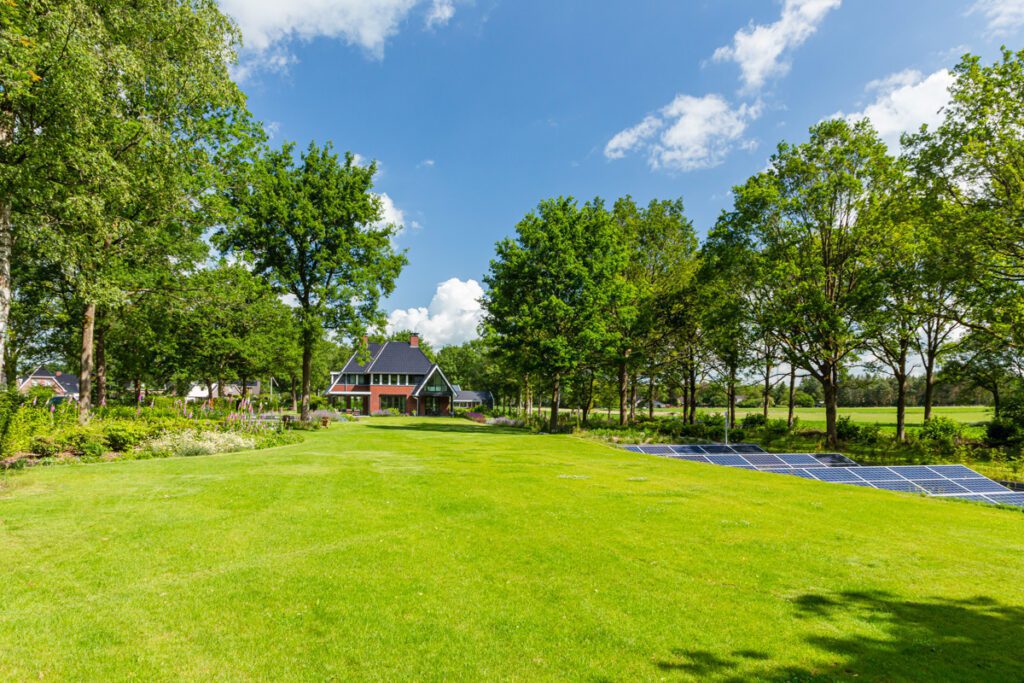 Gebouwde nul-op-de-meter villa op de Hondsrug met zonnepanelen in de tuin door Lichtenberg Exclusieve Villabouw.