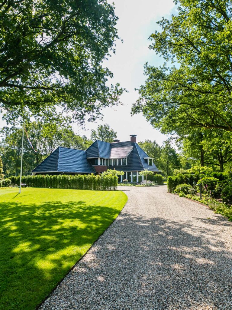 Vooraanzicht met oprijlaan gebouwde villa op de Hondsrug door Lichtenberg Exclusieve Villabouw.