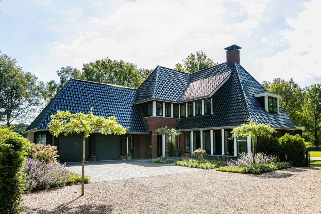 Voorzijde gebouwde villa op de Hondsrug door Lichtenberg Exclusieve Villabouw.