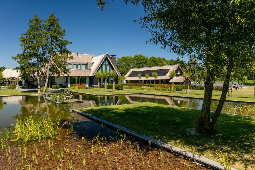 Villa bouwen met natuurlijke zwemvijver met Lichtenberg Villabouw