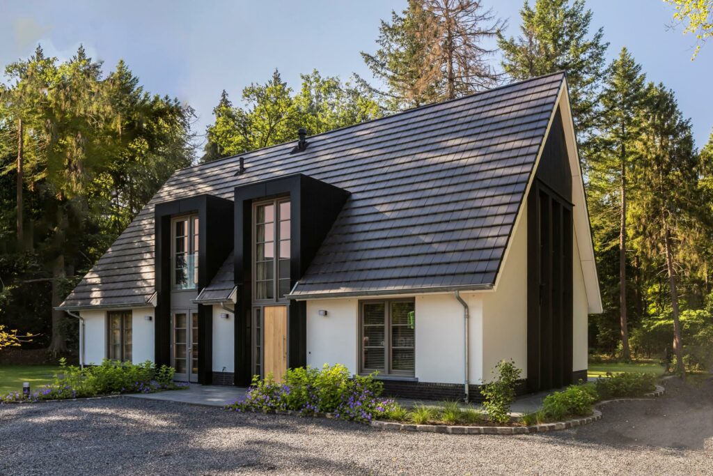 Schuurwoning met pannendak en moderne elementen in landelijke omgeving Lichtenberg Villabouw