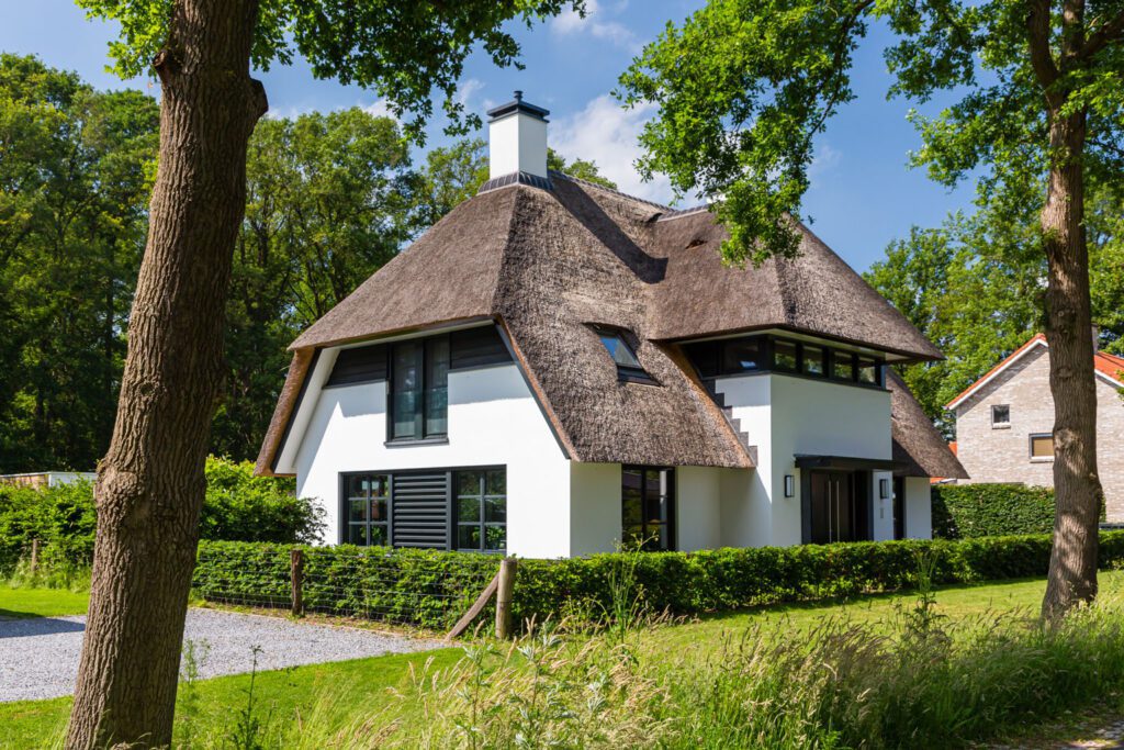 Hoe uw uw rieten dak goed onderhoudt - Lichtenberg Exclusieve Villabouw