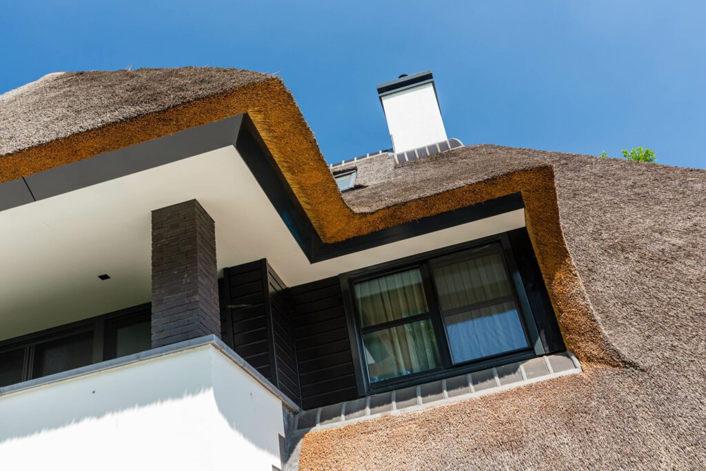 Hoe uw uw rieten dak goed onderhoudt - Lichtenberg Exclusieve Villabouw