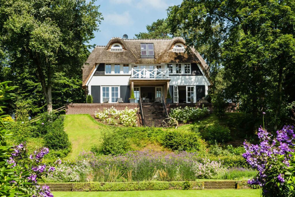 Landhuis bouwen - Aanzicht tuin en terras - Lichtenberg Exclusieve Villabouw