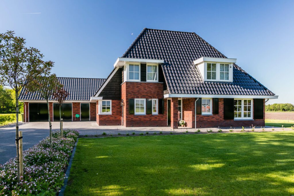 Voorgevel landelijke villa gebouwd in Twente door Lichtenberg Exclusieve Villabouw.