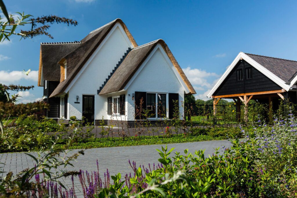 Zijaanzicht Landelijke villa gebouwd te Wierden door Lichtenberg Villabouw.