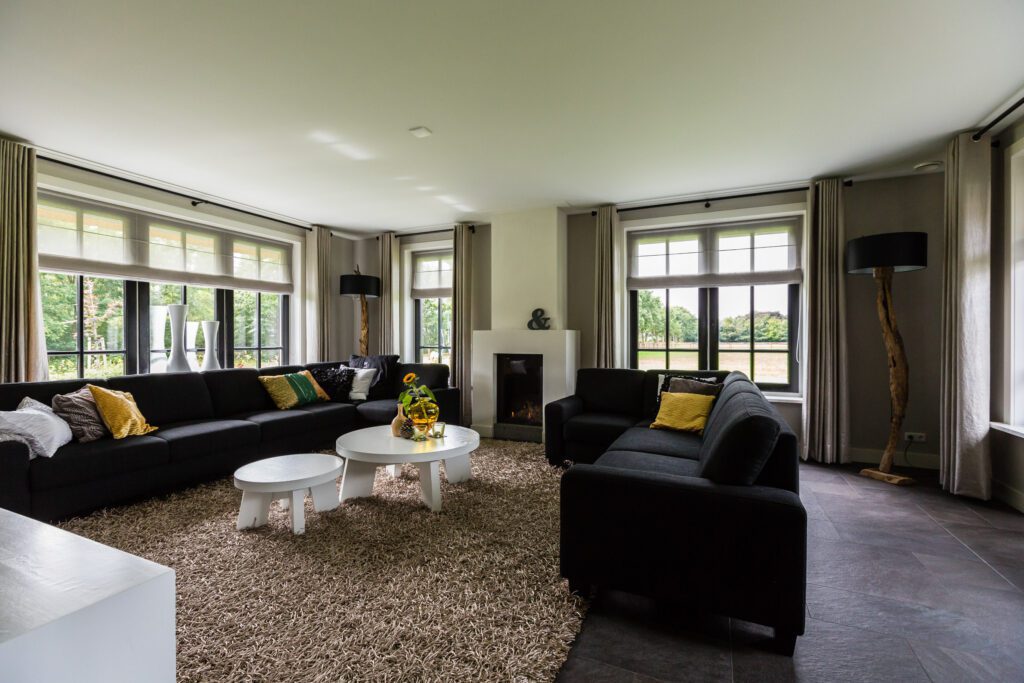 Landelijke woonkamer in villa gebouwd te Wierden door Lichtenberg Villabouw.