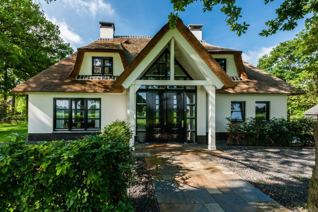 Rietgedekte landelijke villa bouwen in Laren met Lichtenberg Exclusieve Villabouw.