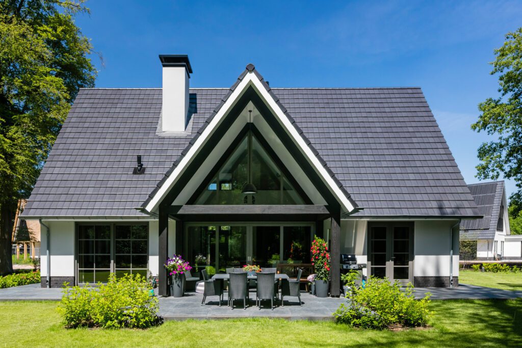 Pannendak versus Rieten dak; een pangedekte villa bouwen