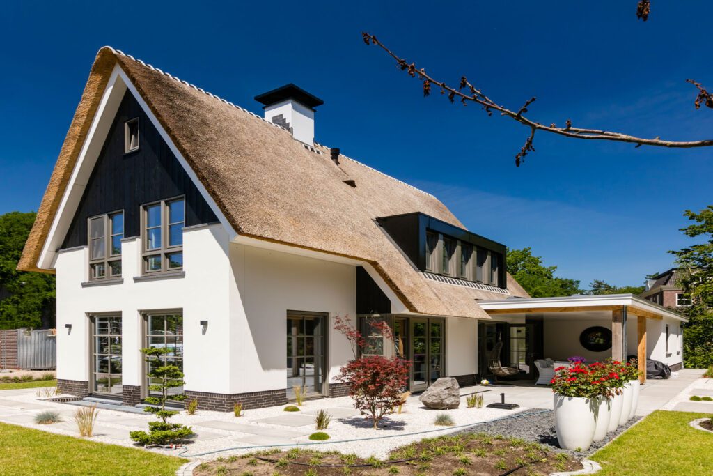 Pannendak versus Rieten dak; een rietgedekte villa bouwen