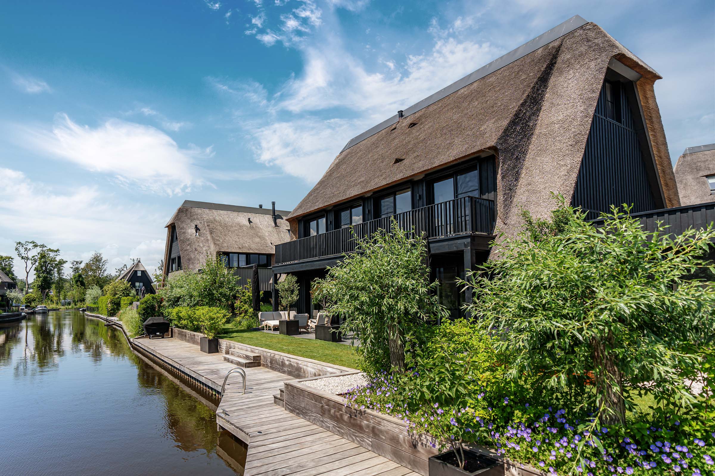 Rietgedekte villa nabij het Ijmeer gebouwd door Lichtenberg Exclusieve Villabouw