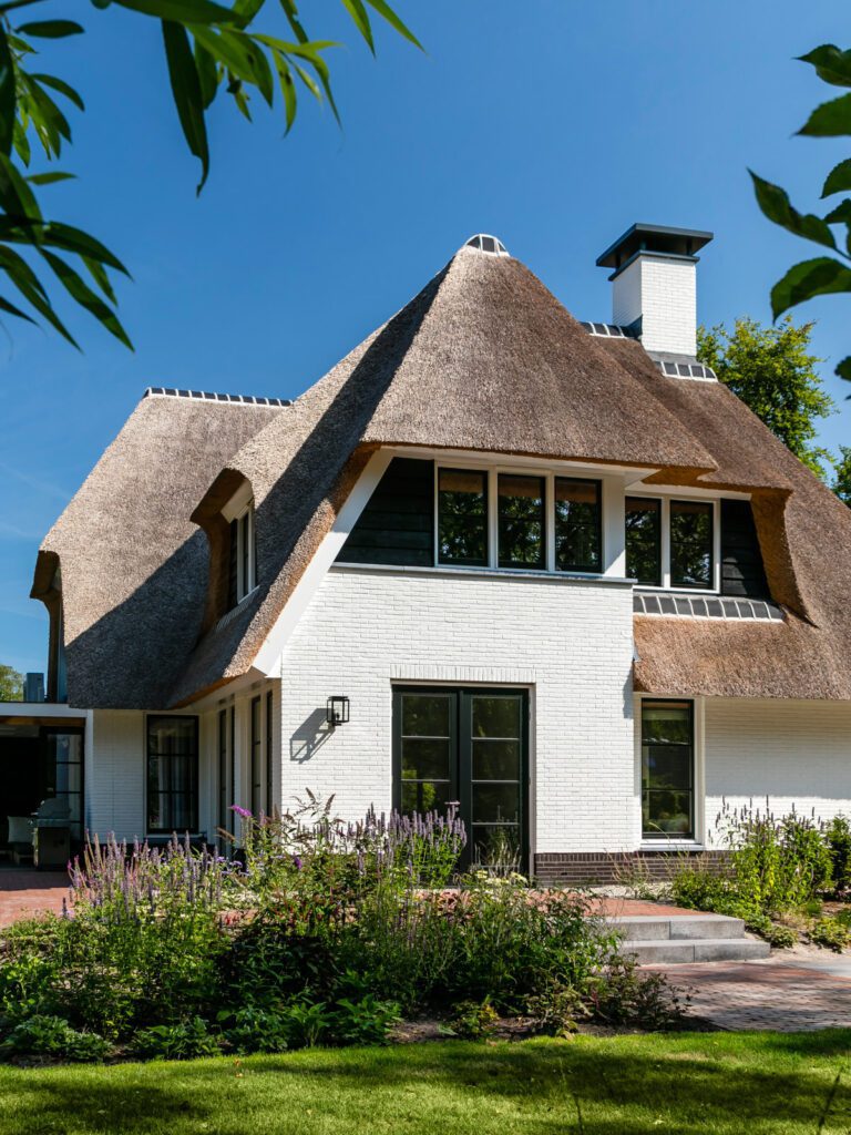 Achtergevel rietgedekte villa gebouwd in Beetsterzwaag door Lichtenberg Villabouw