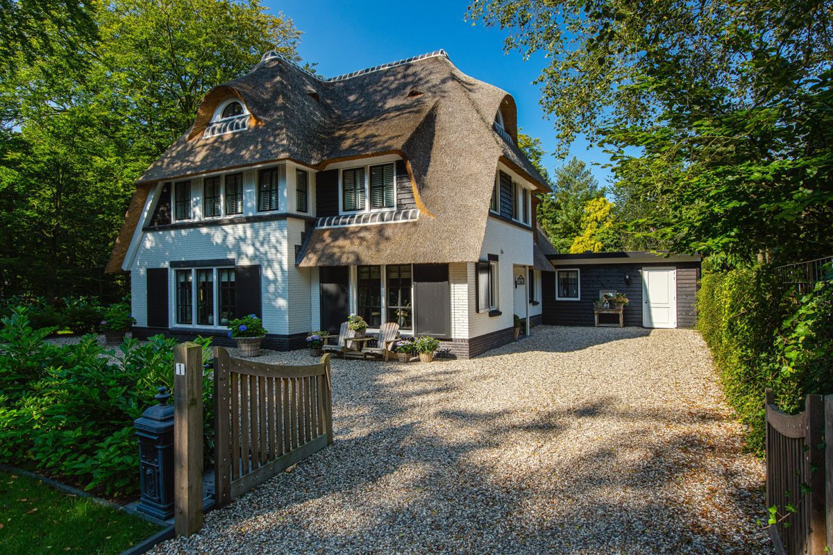 Rietgedekte villa te Bikbergen gebouwd door Lichtenberg Villabouw