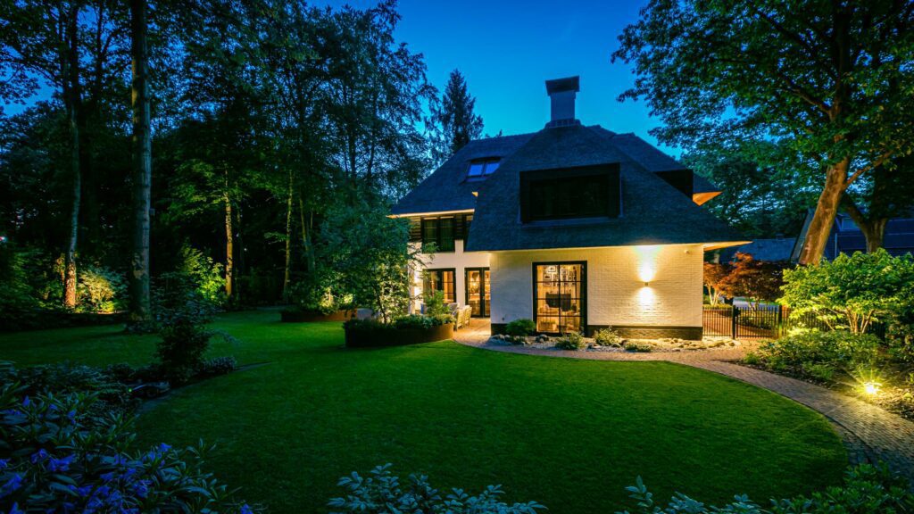 Villa bouwen met verlichting avond om huis en terras lichtenberg villabouw