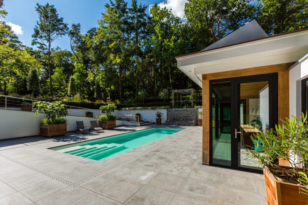 Buitenruimte met zwembad, overdekte veranda en buitenkeuken bij villa
