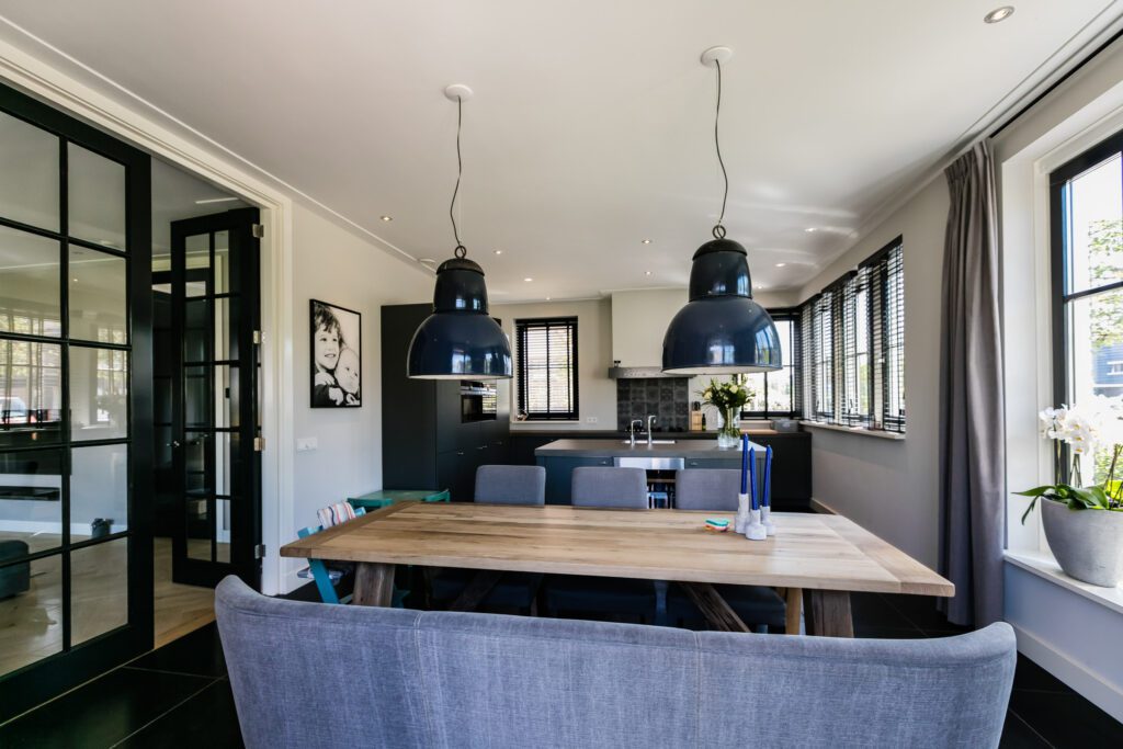 Keuken met zwarte glasdeuren en kozijnen en ruimte Lichtenberg Villabouw