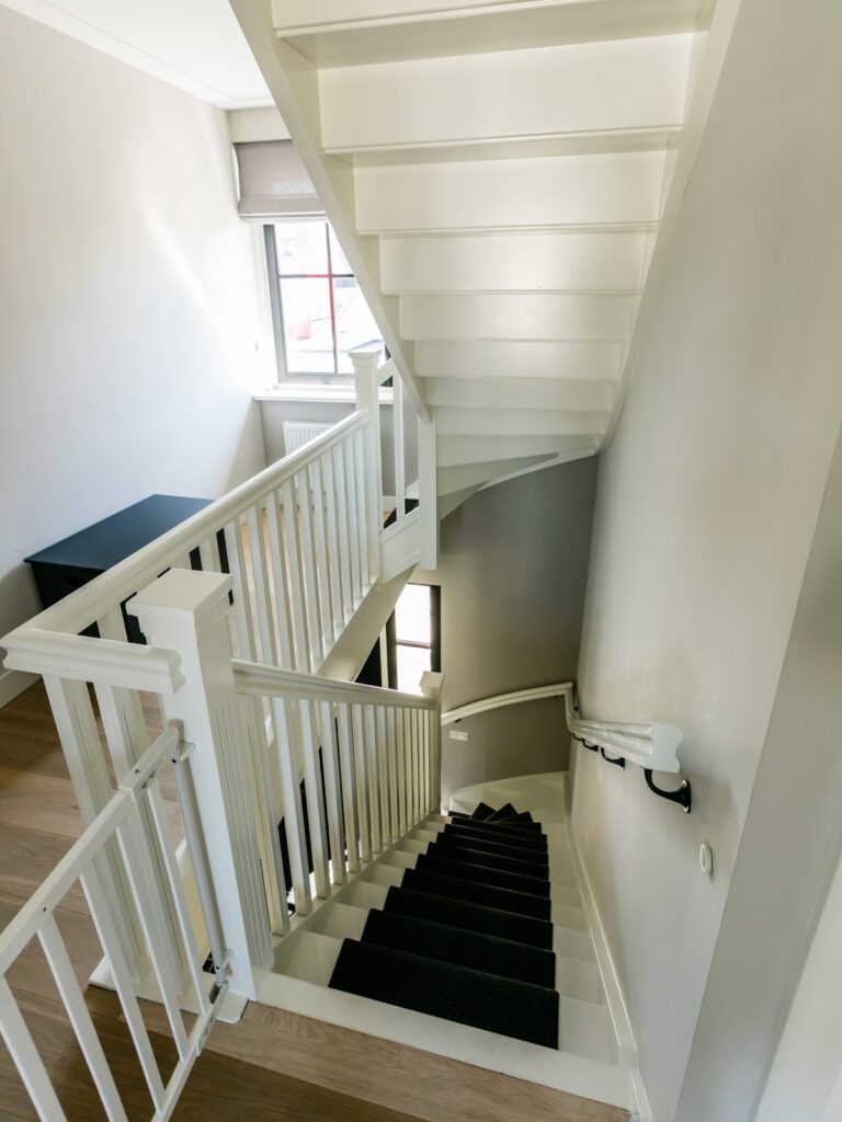 Klassieke trap in villa Lichtenberg Villabouw