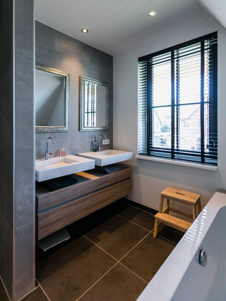 Moderne badkamer met zwarte details in villa Lichtenberg Villabouw