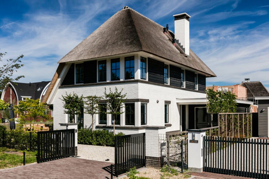 Moderne villa met rieten dak en klassieke details gebouwd door Lichtenberg Villabouw