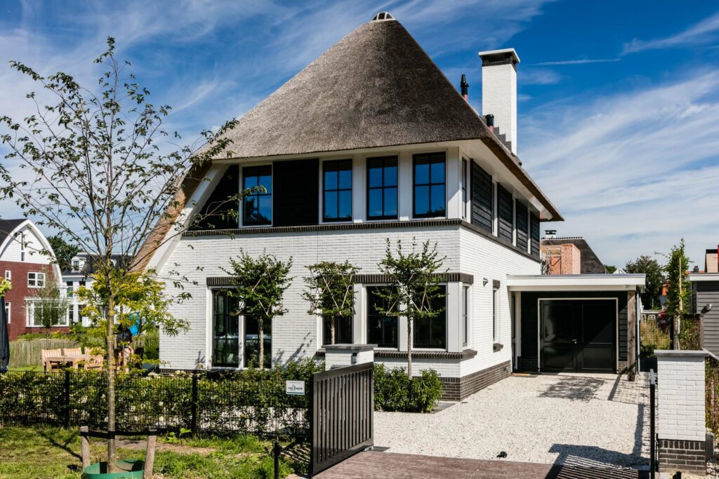 Luxe villa met rieten kap gebouwd door Lichtenberg Villabouw
