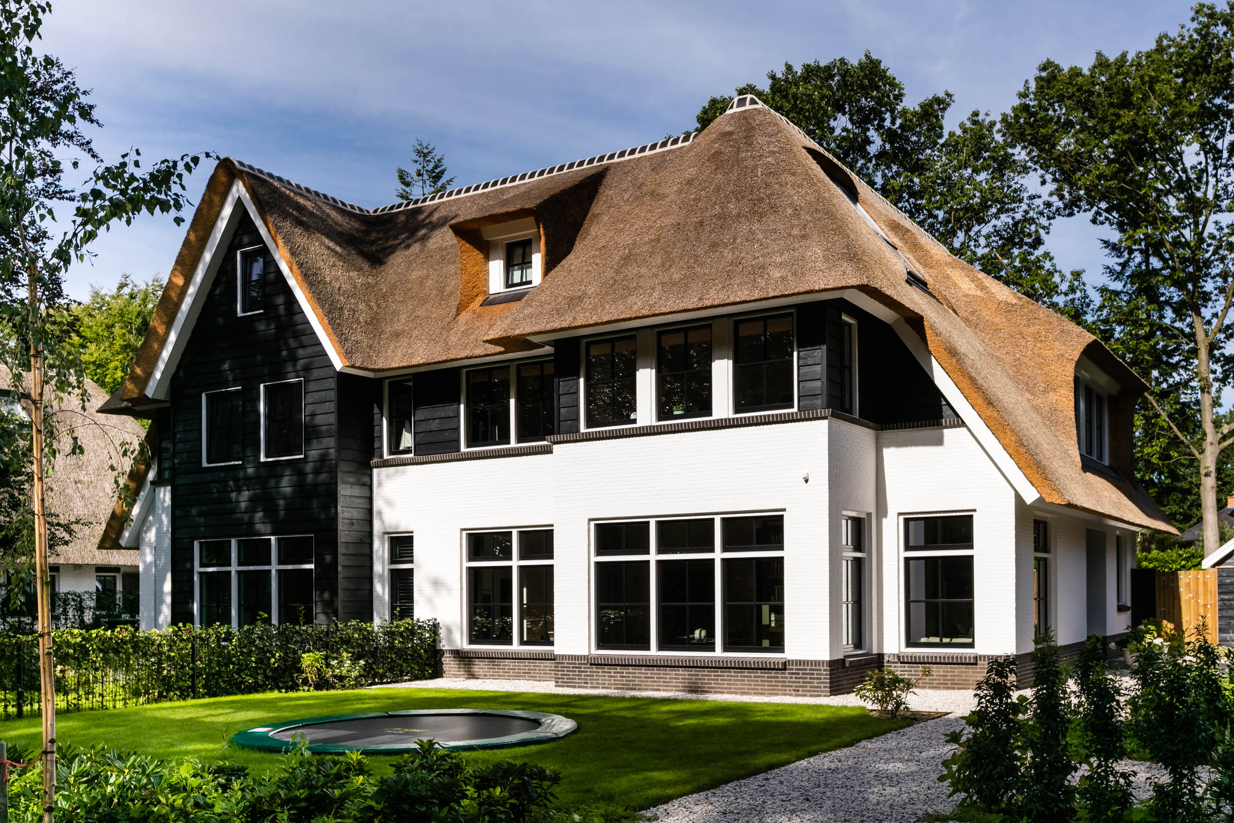 Twee onder een kap villa met rieten kap gebouwd door Lichtenberg Villabouw